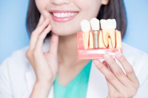 advantages and disadvantages of dental implants